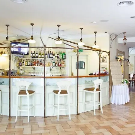 Estera - & Restauracja Michałowice