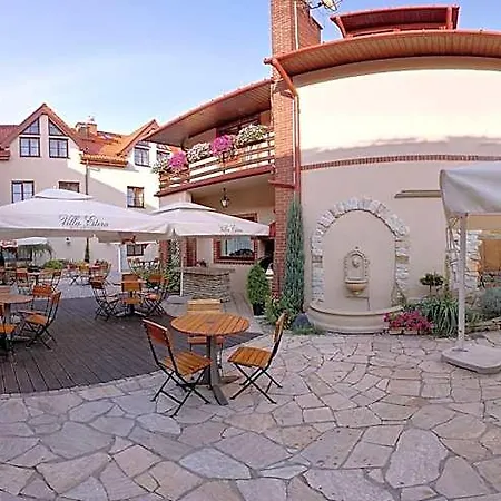 艾斯特拉别墅餐厅酒店 Michałowice