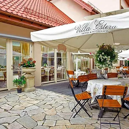 艾斯特拉别墅餐厅酒店 Michałowice