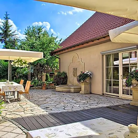 艾斯特拉别墅餐厅酒店 4* Michałowice
