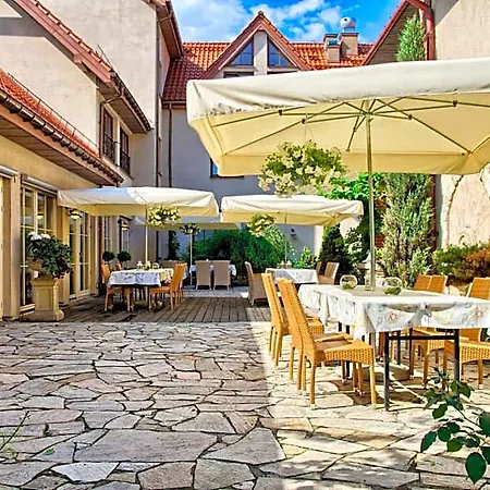 艾斯特拉别墅餐厅酒店 酒店 Michałowice
