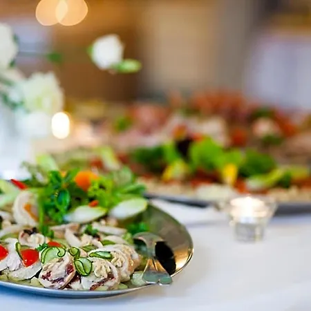 艾斯特拉别墅餐厅酒店 4* Michałowice