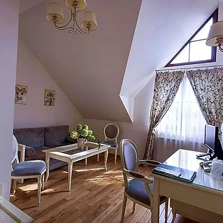 艾斯特拉别墅餐厅酒店 酒店 Michałowice