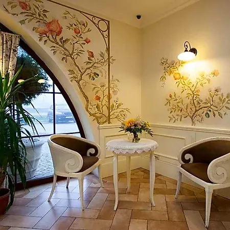 艾斯特拉别墅餐厅酒店 酒店 Michałowice