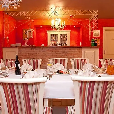 艾斯特拉别墅餐厅酒店 酒店 Michałowice