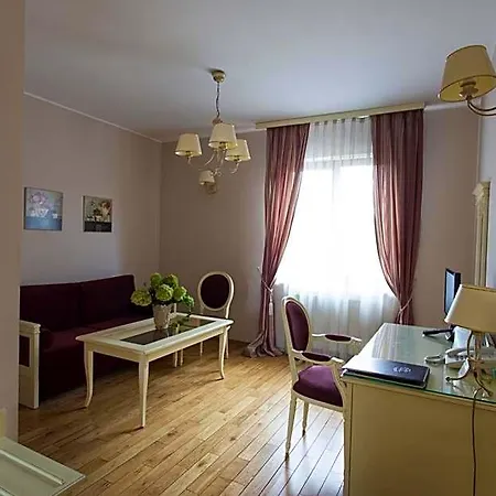艾斯特拉别墅餐厅酒店 4* Michałowice