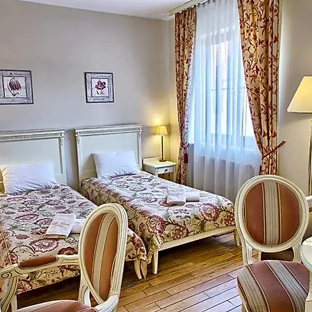 艾斯特拉别墅餐厅酒店 Michałowice