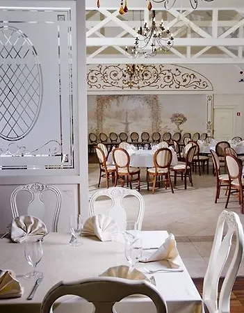 艾斯特拉别墅餐厅酒店 Michałowice