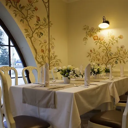 ホテル Estera - & Restauracja Michałowice